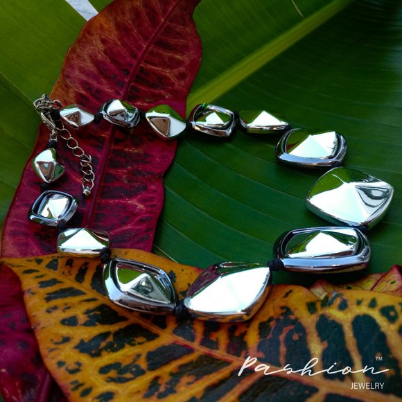 Cool Vintage Plastic Necklace. - Picture 4 of 9